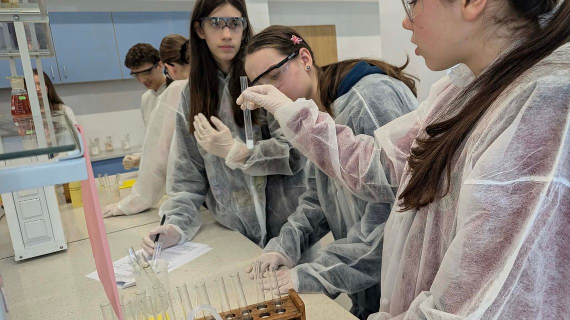 Czy z ołowiu powstanie złoto? Młode „Chemiczne Głowy” sprawdzają się w laboratoriach