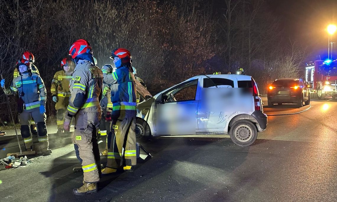 Dachowania fiata na drodze z Kuźniczek do Cisowej. Kierowca trafił pod opiekę pogotowia. ZDJĘCIA