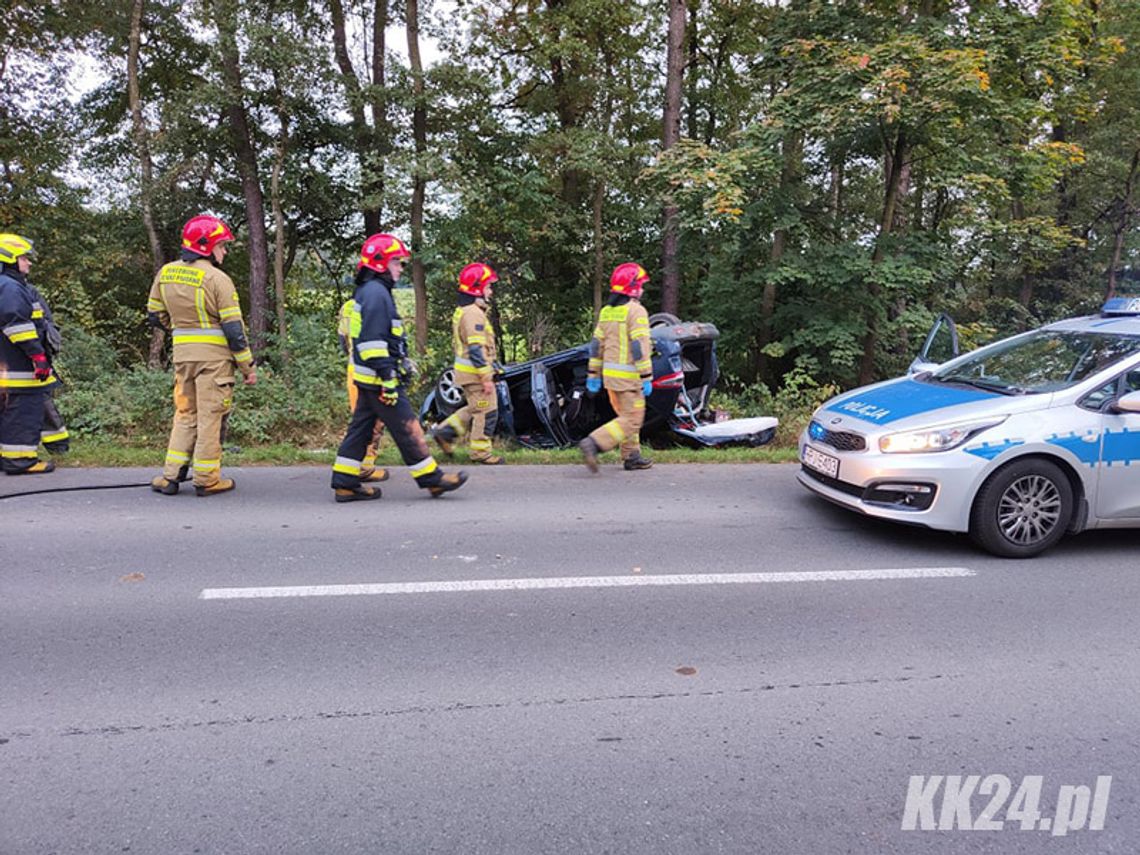 Dachowanie auta osobowego na drodze do Cisowej. Na miejscu policja i straż pożarna