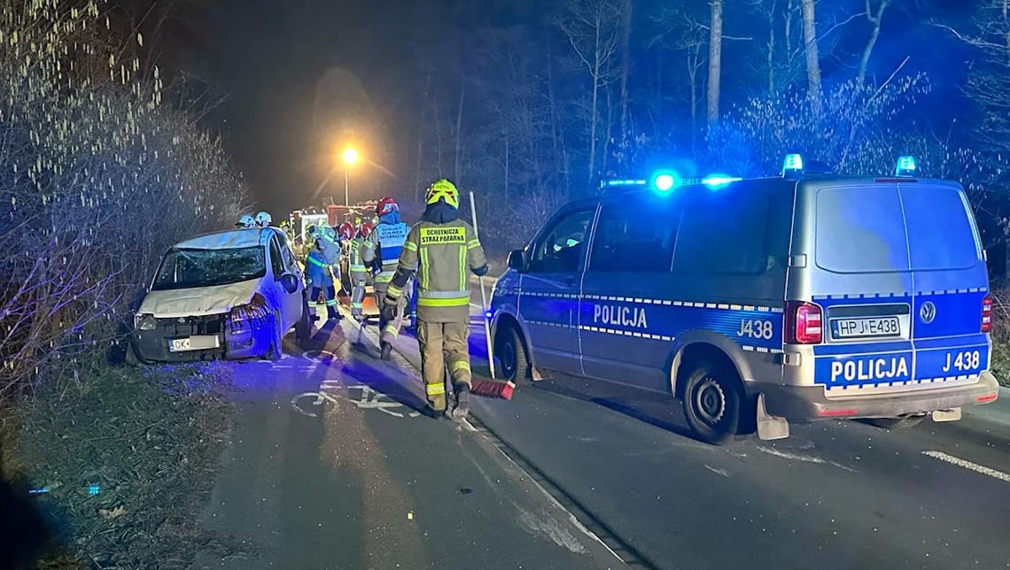 Nie chciał jechać do szpitala. Alkomat pokazał 1,6 promila. Policjanci ustalają szczegóły wczorajszego dachowania w Cisowej