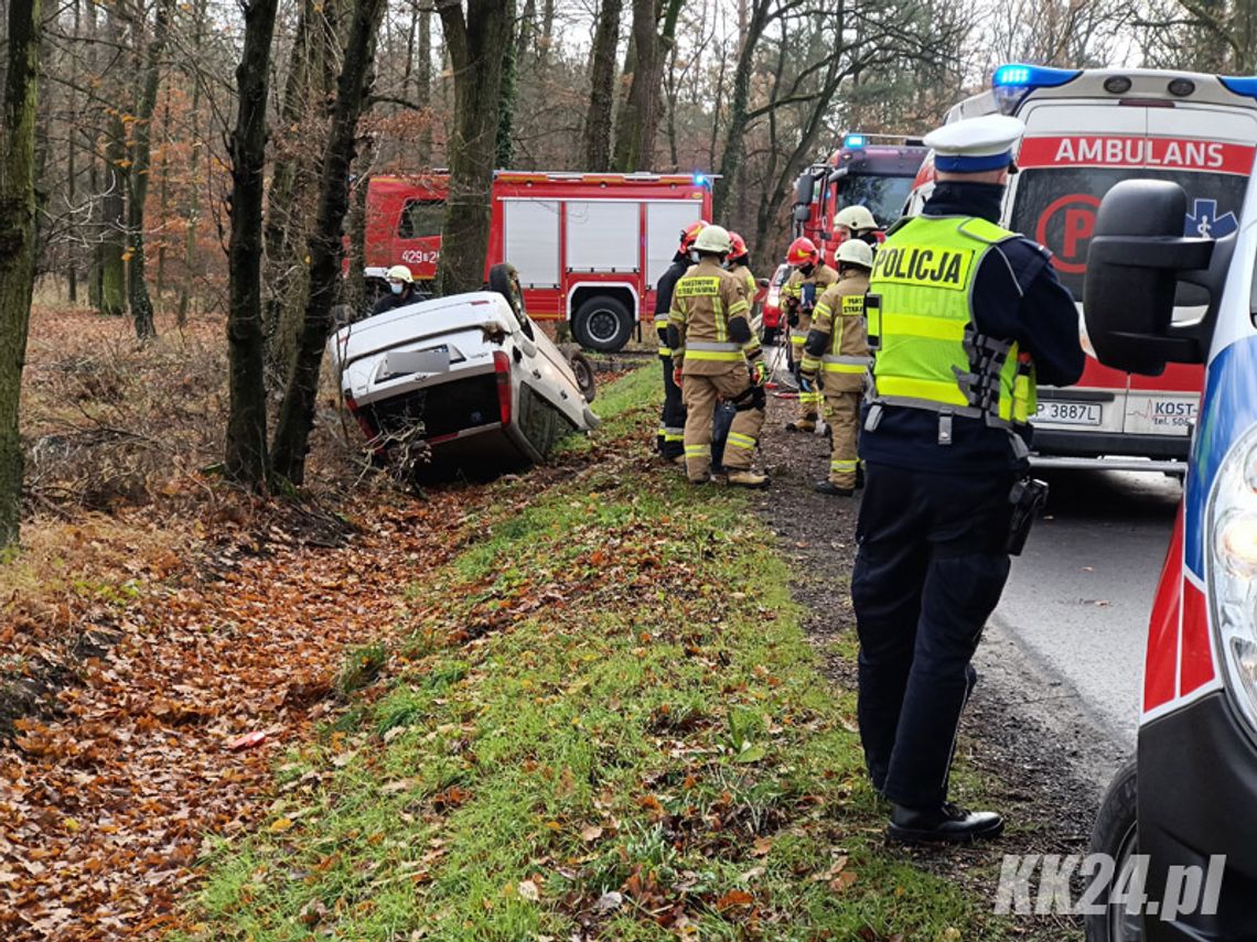 Dachowanie forda na drodze do Januszkowic. Starsze małżeństwo zabrane do szpitala