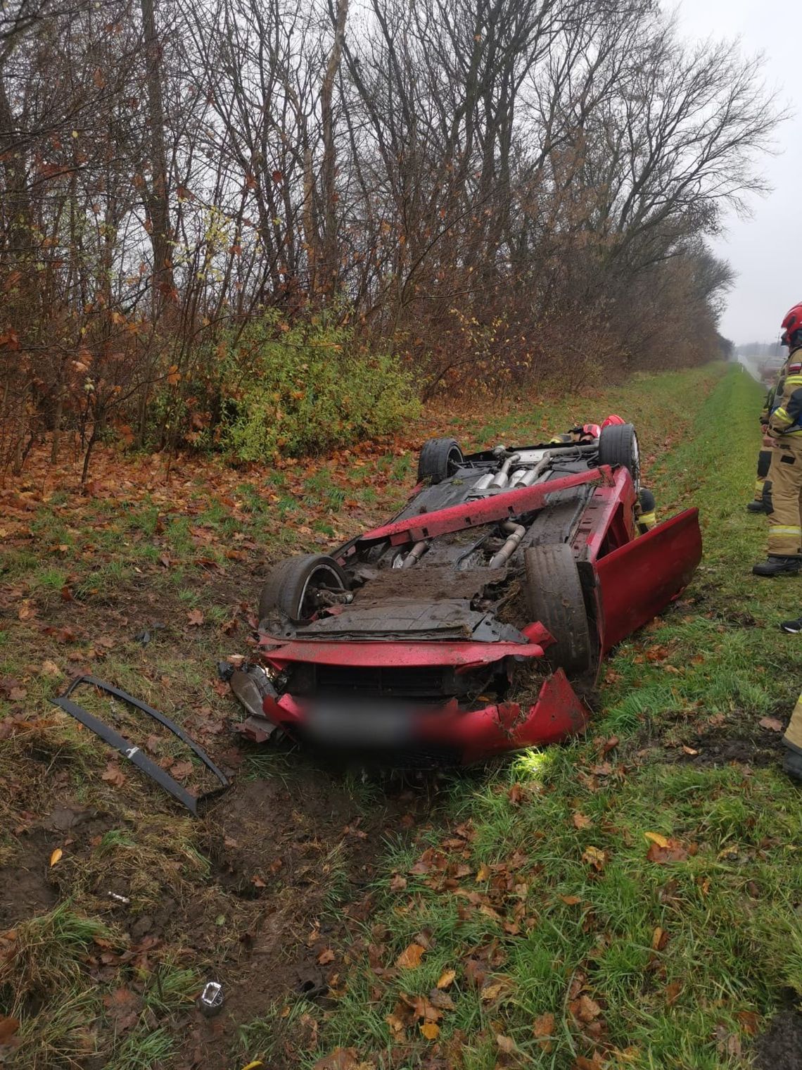 Dachowanie infiniti w powiecie strzeleckim. Kierowca z Kędzierzyna-Koźla zabrany do szpitala