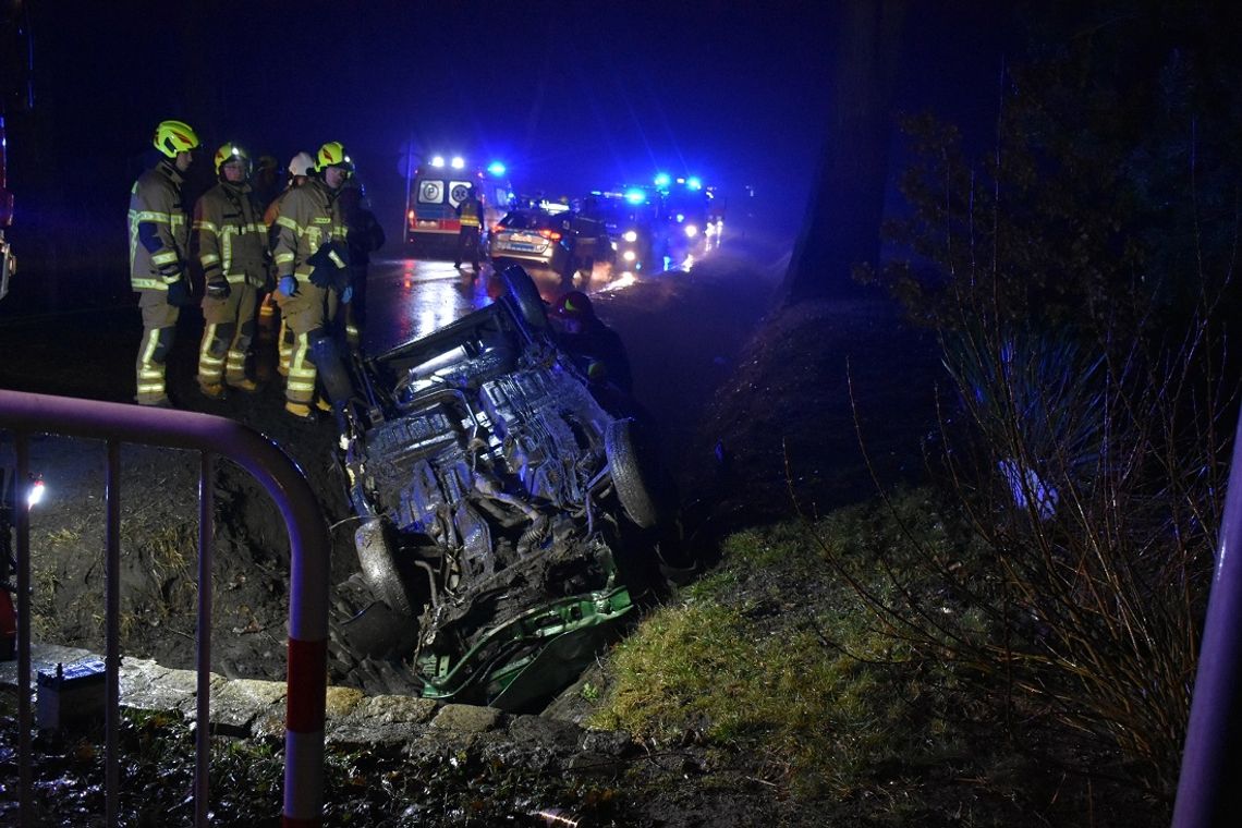 Dachowanie matiza na drodze krajowej nr 45. Autem podróżowało trzech mężczyzn. ZDJĘCIA