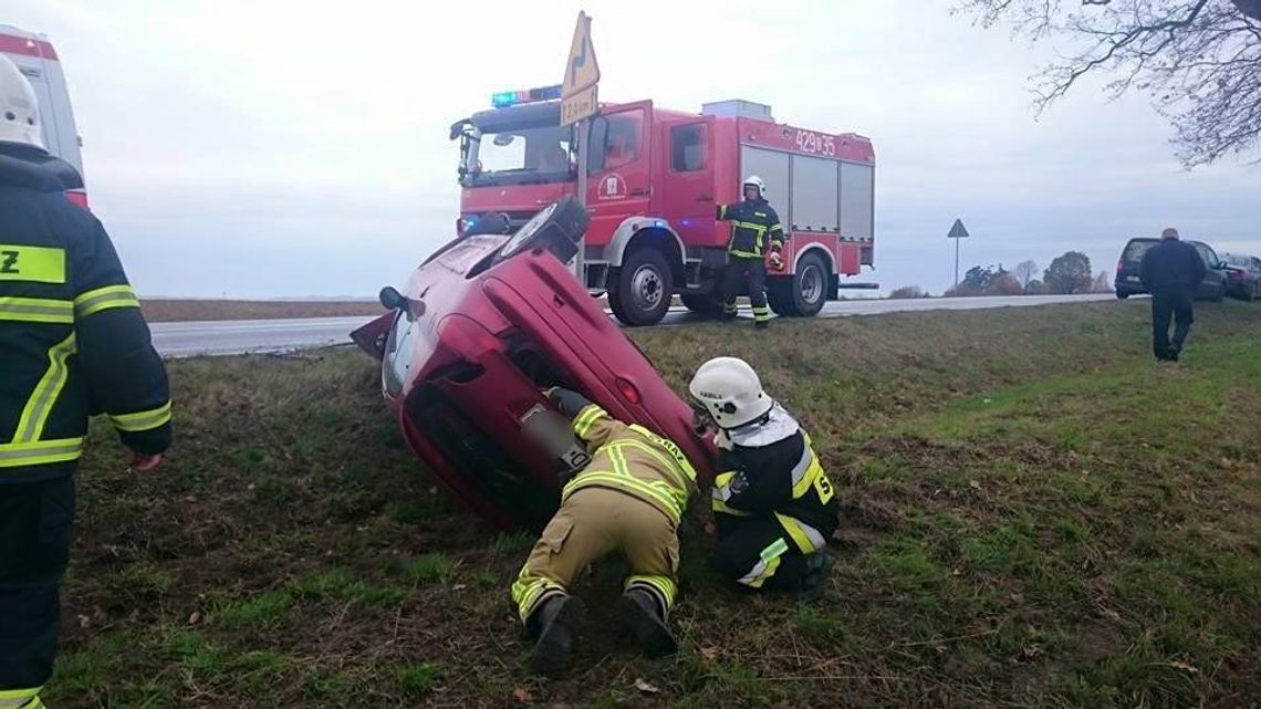 Dachowanie na drodze krajowej nr 45. Trzy młode kobiety w szpitalu. ZDJĘCIA