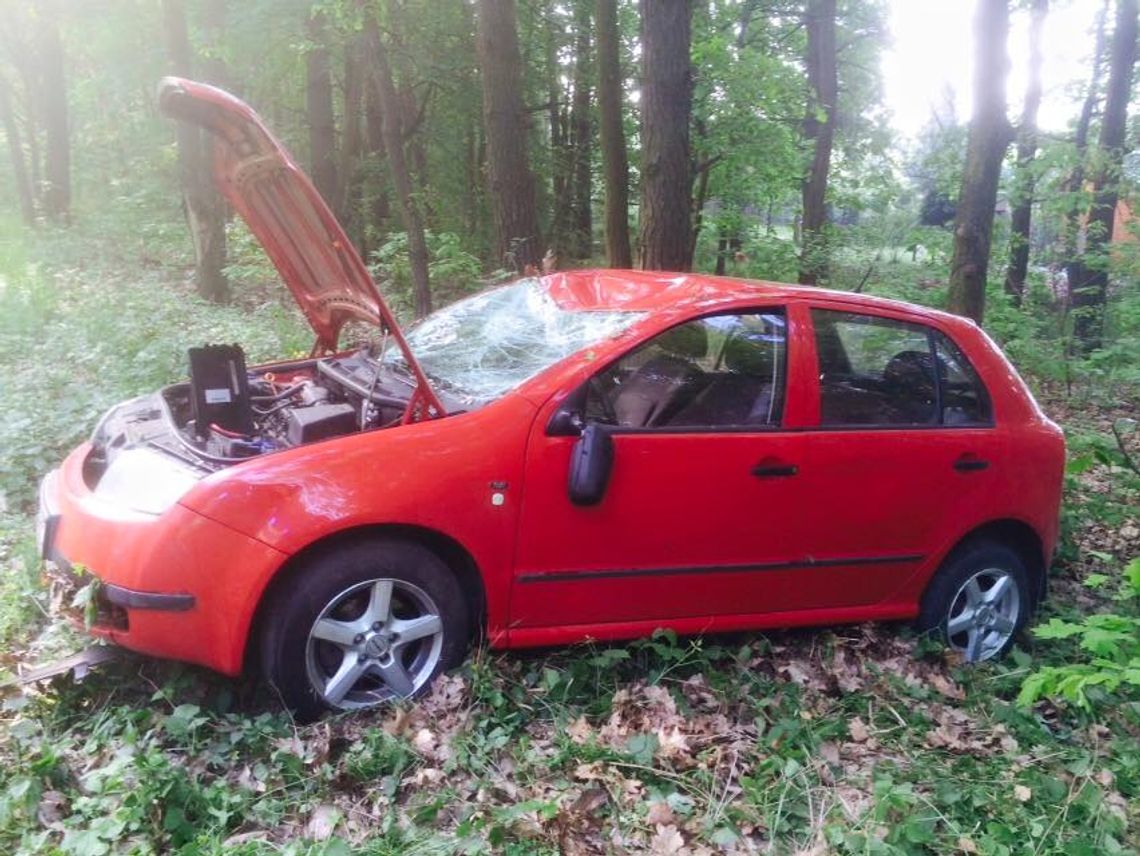 Dachowanie na drodze wojewódzkiej nr 408. Poszkodowana 27-latka trafiła do szpitala