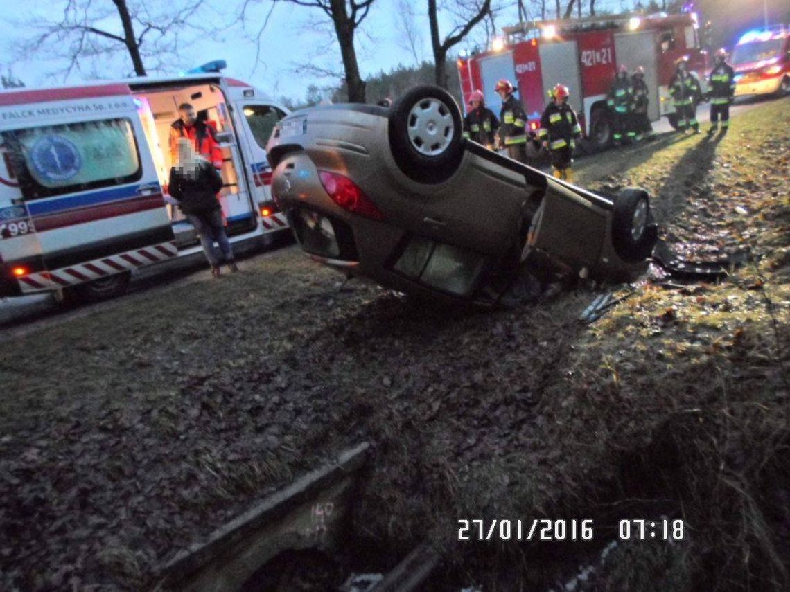 Dachowanie na drodze z Ortowic do Kotlarni. Poszkodowana kobieta trafiła do szpitala. ZDJĘCIA