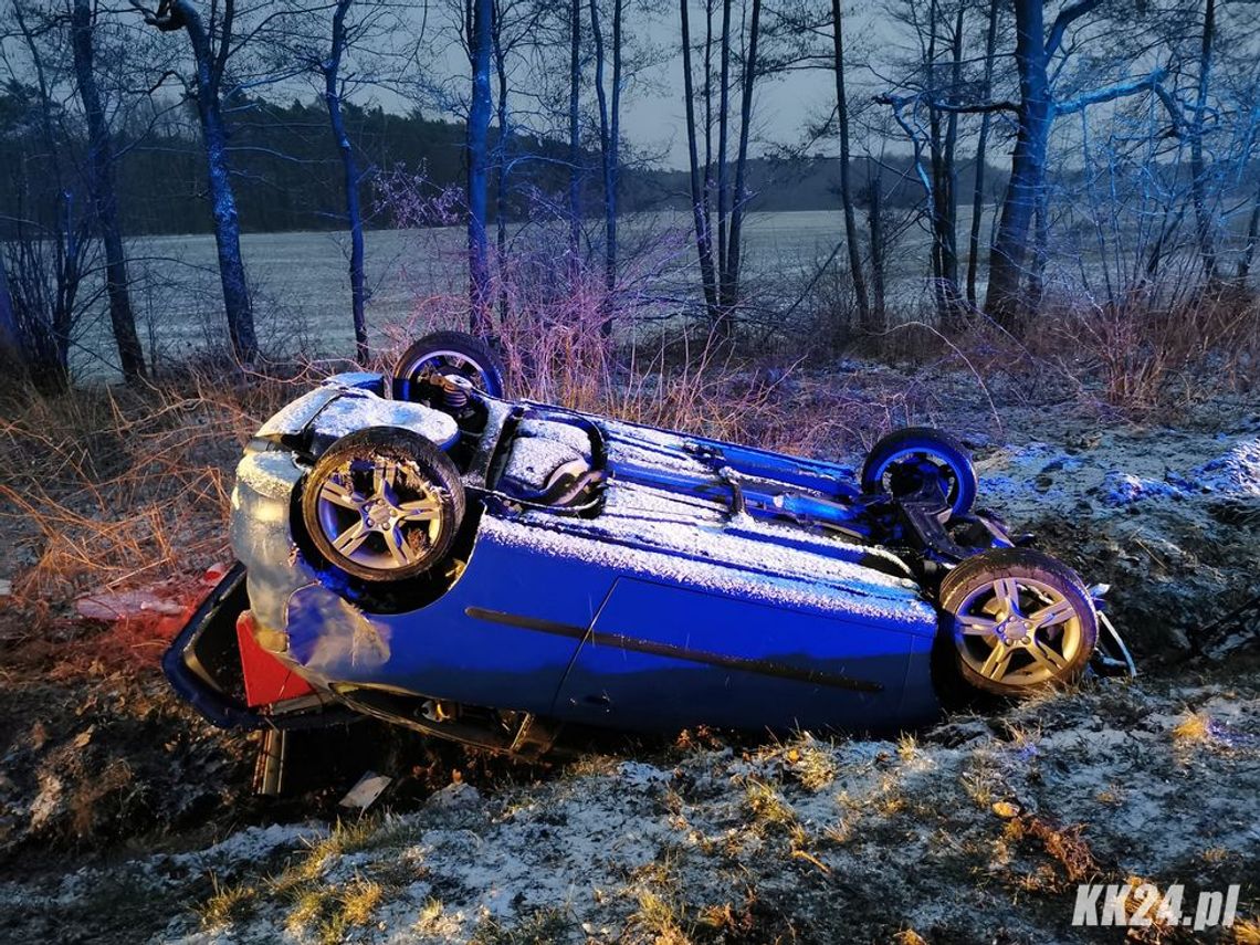 Dachowanie osobówki na drodze z Kuźniczek do Cisowej. Sypnęło śniegiem, warunki zrobiły się trudne