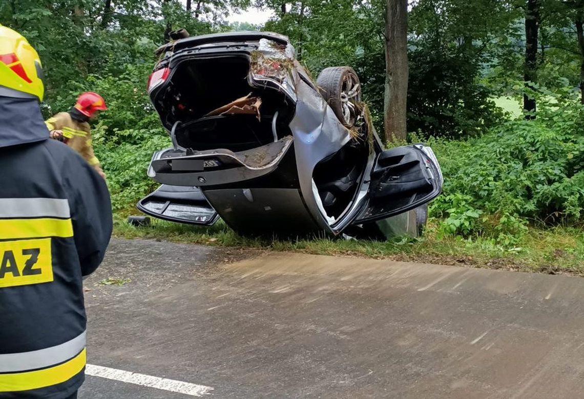 Dachowanie osobówki na drodze z Kuźniczek do Cisowej. Trzy osoby zabrane do szpitala. ZDJĘCIA