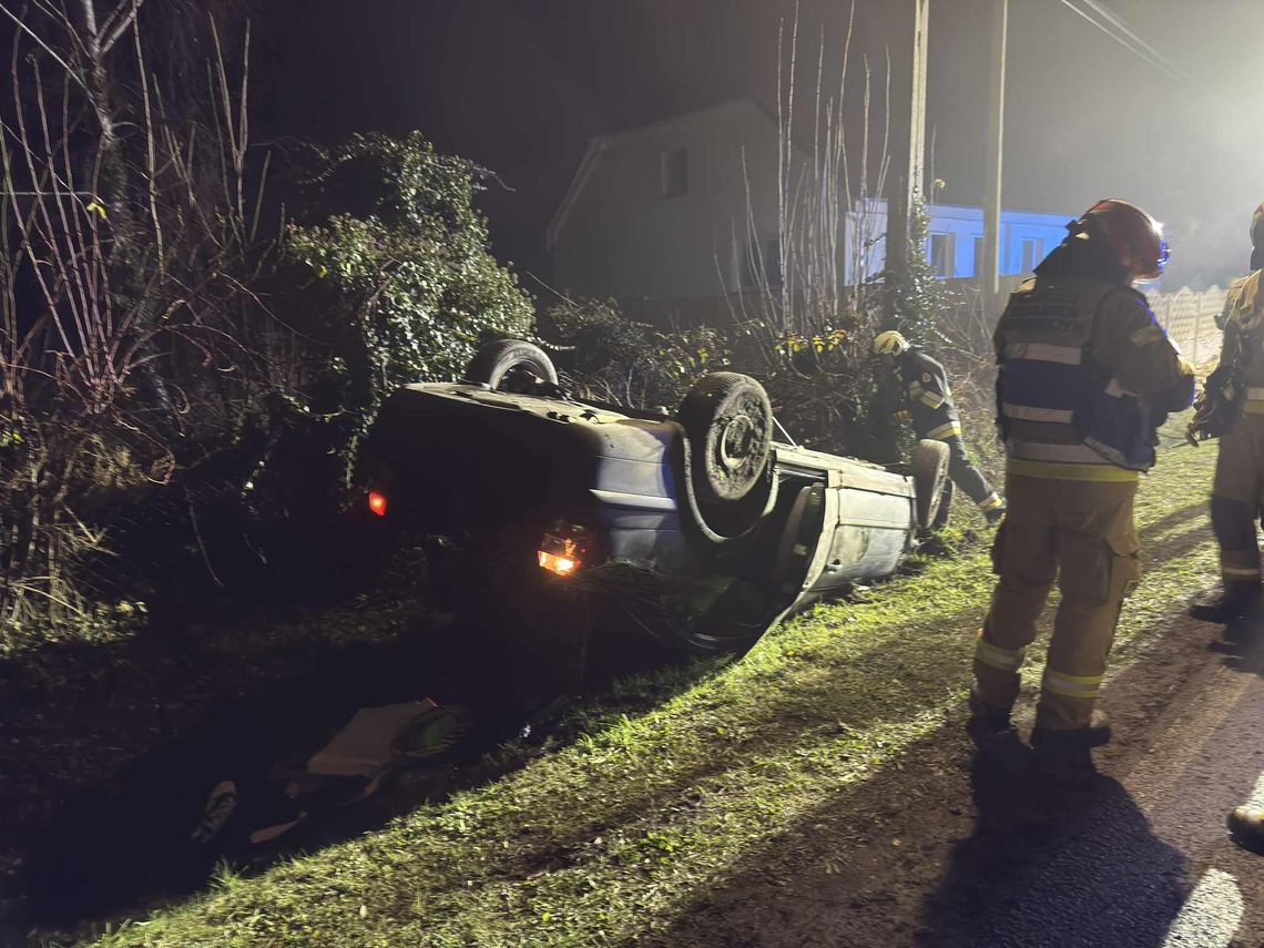 Dachowanie passata w Blachowni. Auto wylądowało w rowie. W środku czterech młodych ludzi