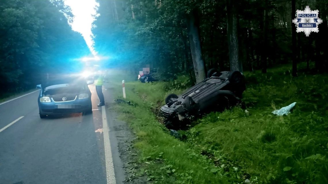 Dachowanie po zderzeniu aut na drodze wojewódzkiej 425. Dwie kobiety zabrane do szpitala Dachowanie po zderzeniu aut na drodze wojewódzkiej 425. Dwie kobiety zabrane do szpitala