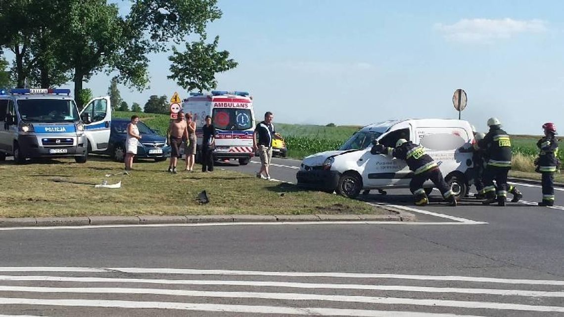 Dachowanie po zderzeniu dwóch osobówek na skrzyżowaniu w Reńskiej Wsi. ZDJĘCIA