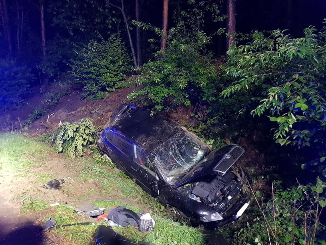 Dachowanie samochodu na ulicy Jana Brzechwy. Policja przekazuje okoliczności zdarzenia