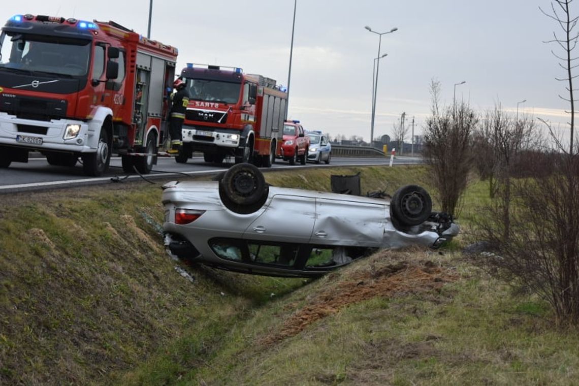 Dachowanie volkswagena na drodze krajowej nr 45. Pogotowie zabrało kierowcę do szpitala. ZDJĘCIA