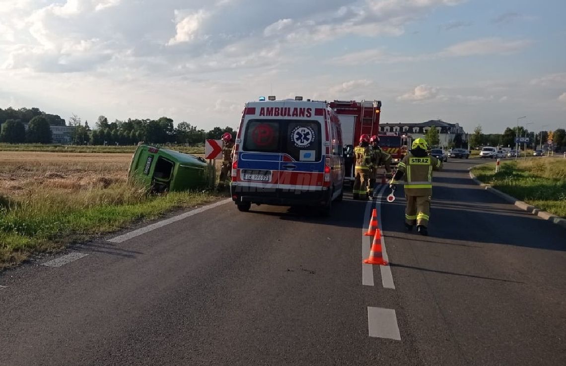 Dachowanie volkswagena w Komornie. Na miejscu interweniują wszystkie służby Dachowanie volkswagena w Komornie. Na miejscu interweniują wszystkie służby