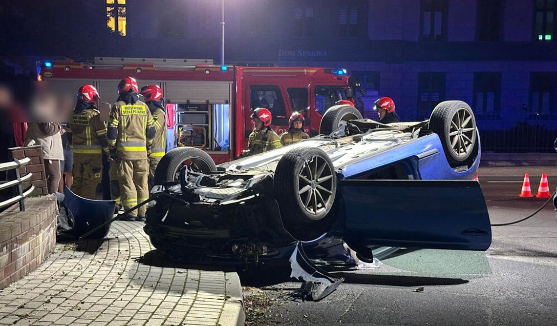 Dachowanie w centrum Sławięcic. Kierowca porzucił auto i zniknął. Wszystkie służby na miejscu