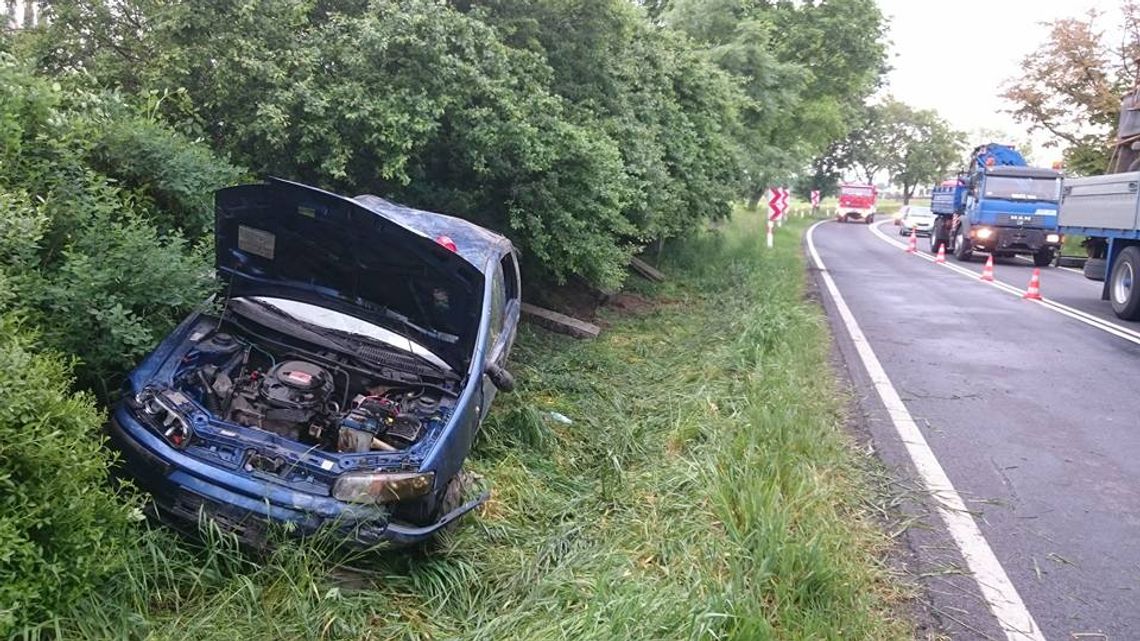 Dachowanie w Komornie i auto w rowie w Większycach. Winna plama oleju?