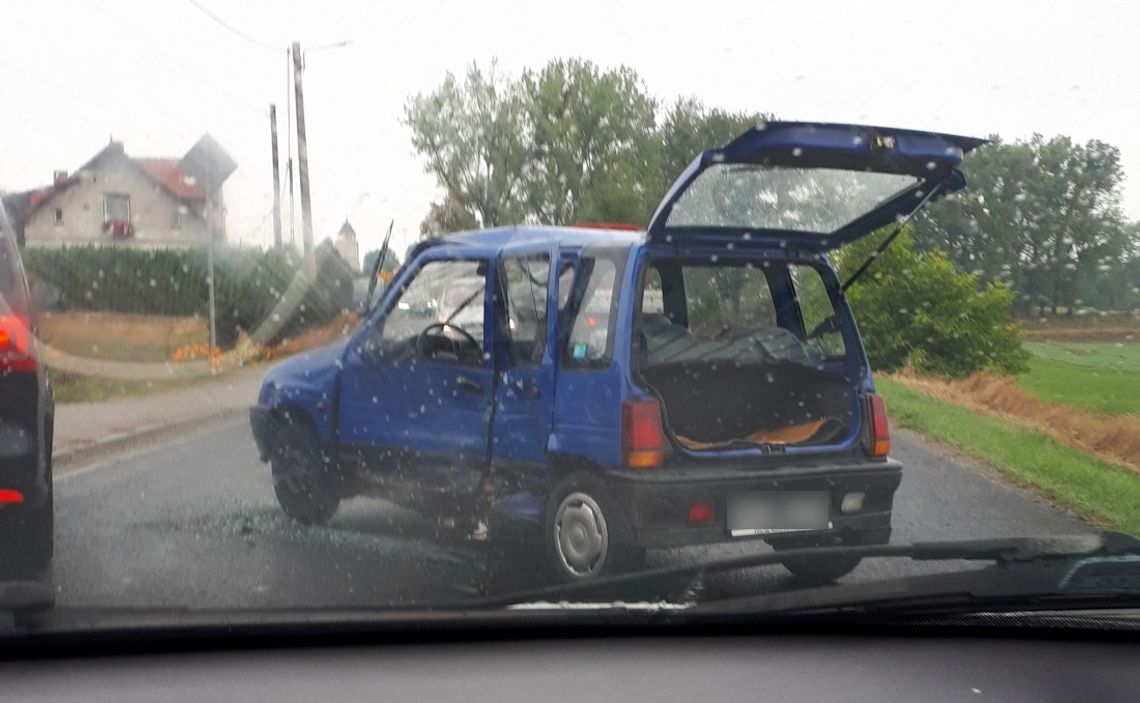 Daewoo wjechało w opla. Młody kierowca nie dostosował prędkości do trudnych warunków