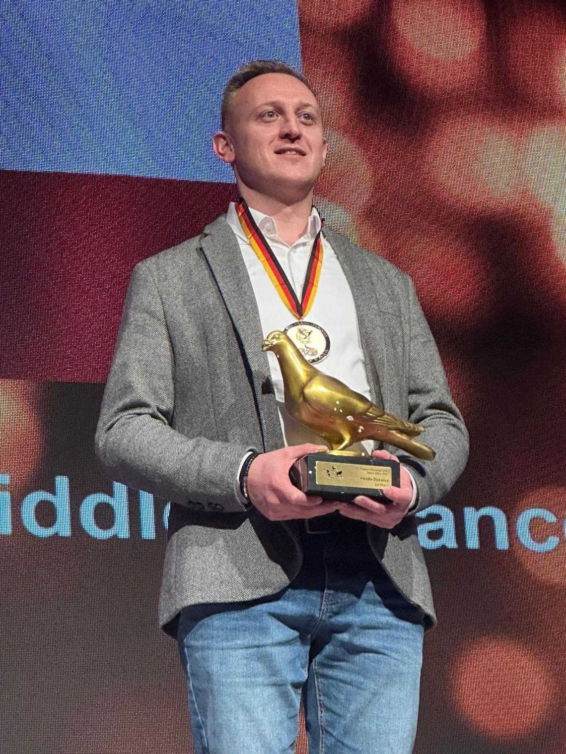 Dariusz Bonczek mistrzem świata! Niesamowity sukces kędzierzyńskiego hodowcy i jego gołębicy KoKo