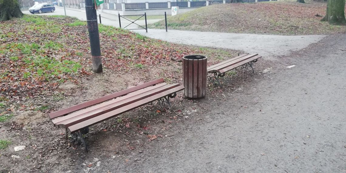 Demolka w kozielskim parku. Ktoś zniszczył połowę nowych ławek