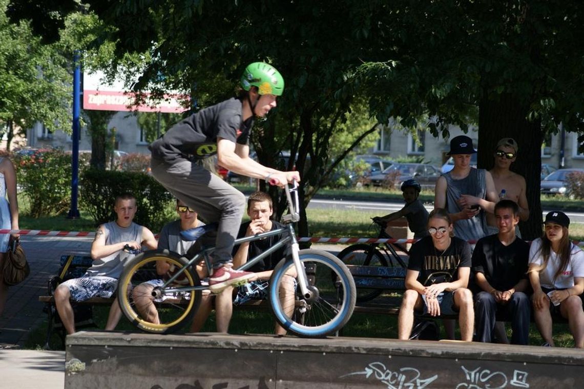 Deskorolkowcy i BMXiarze rywalizowali na tricki. Amatorskie mistrzostwa Extreme 2015. ZDJĘCIA