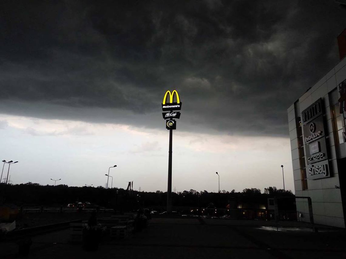 Do Kędzierzyna-Koźla zbliża się potężna burza. Ostrzeżenie meteorologiczne