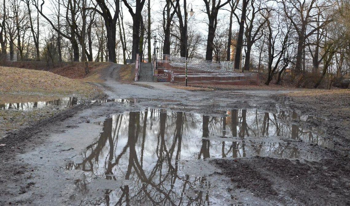 Do kozielskiego parku przejdziesz suchą nogą. Miasto wyremontuje chodnik przy Zamkowej