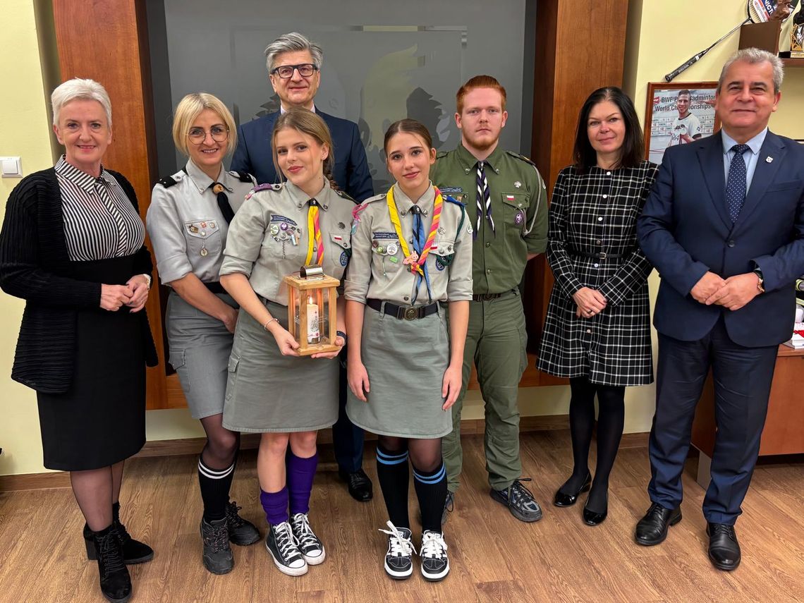 Do magistratu dotarło Betlejemskie Światło Pokoju. Harcerze ZHP niosą je z ważnym przesłaniem Do magistratu dotarło Betlejemskie Światło Pokoju. Harcerze ZHP niosą je z ważnym przesłaniem