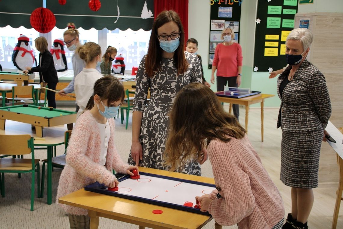 Do szkół w Kędzierzynie-Koźlu trafiły stoły do gier z projektu "Małe miasto"