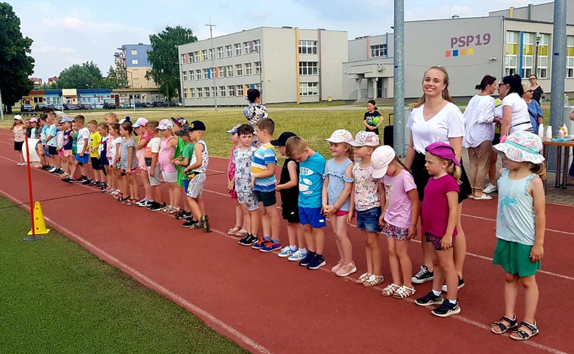 Dobra zabawa i sportowa rywalizacja. Miting lekkoatletyczny dla przyszłych pierwszaków w PSP 19