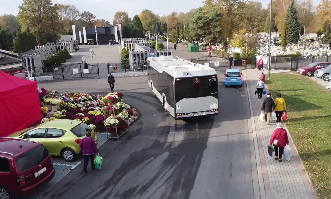 Dodatkowe autobusy na cmentarze w Kędzierzynie-Koźlu. Zmiany już od jutra Dodatkowe autobusy na cmentarze w Kędzierzynie-Koźlu. Zmiany już od jutra