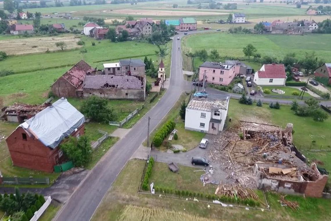 Dopiero to nagranie pokazuje prawdziwą skalę zniszczeń. Zburzone budynki i zerwane dachy. WIDEO