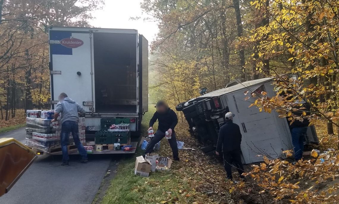 Dostawczak z alkoholem i jedzeniem wjechał do rowu. Kierowca się zagapił. ZDJĘCIA