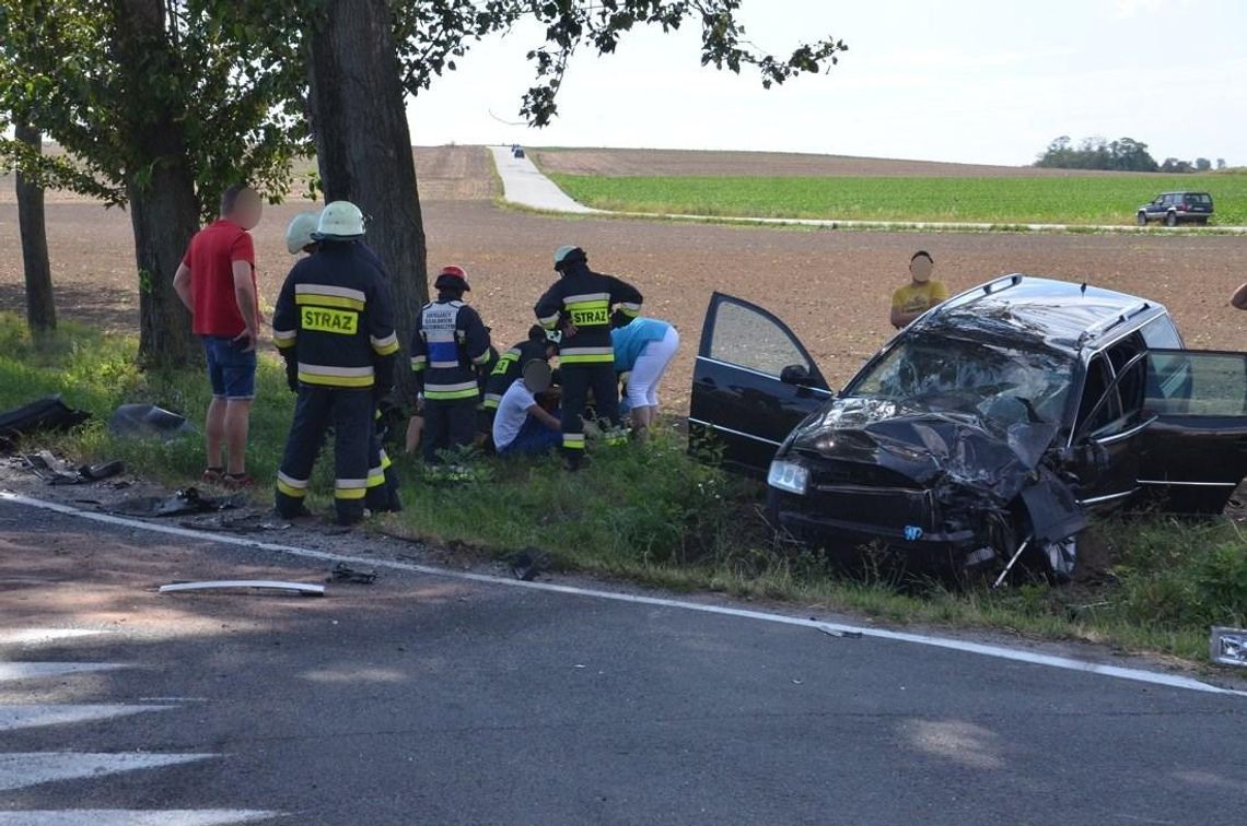 Dostawczak zderzył się z osobówką. Trzy osoby zostały poszkodowane. ZDJĘCIA