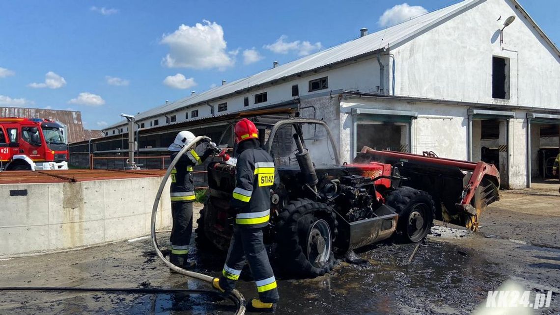 Doszczętnie spłonęła maszyna rolnicza. Straty wyceniono na 100 tysięcy złotych