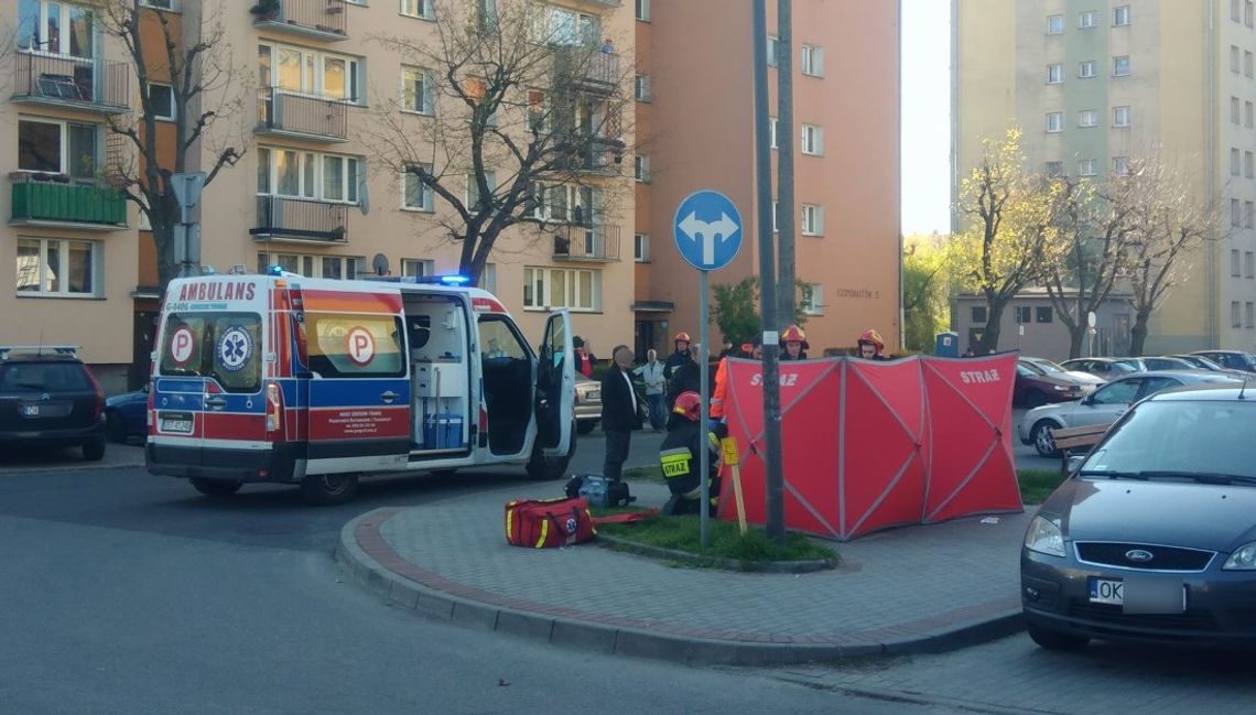 Dramatyczna akcja ratunkowa w Śródmieściu. Kobieta zasłabła na chodniku, wezwano śmigłowiec