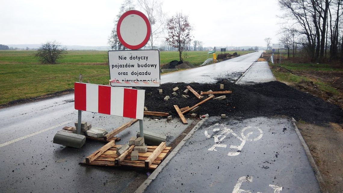 Droga do Zalesia Śląskiego nadal zamknięta. Wykonawca remontu podał nowy termin