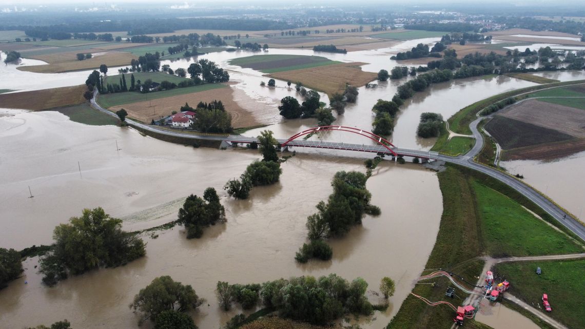 Droga z Bierawy do Ciska zablokowana. Odra nie mieści się w korycie i wylewa na pola. Trwa akcja służb ratunkowych