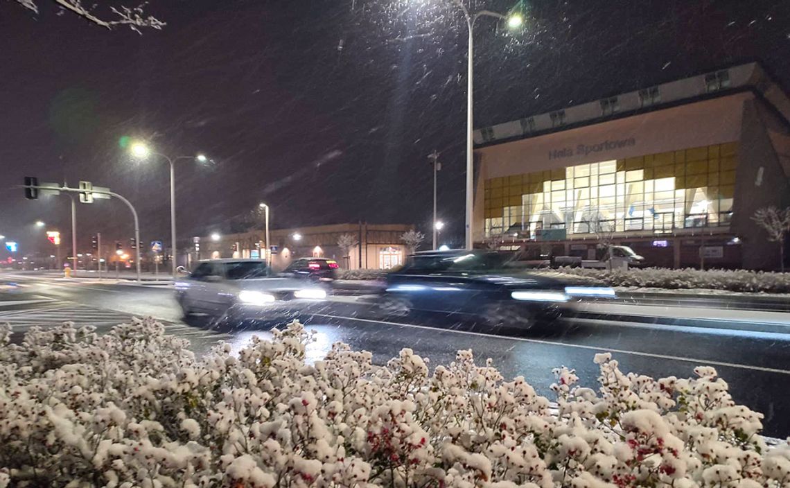 Drogi i chodniki mogą pokryć się cienką warstwą lodu. Ostrzeżenie meteorologiczne dla naszego powiatu