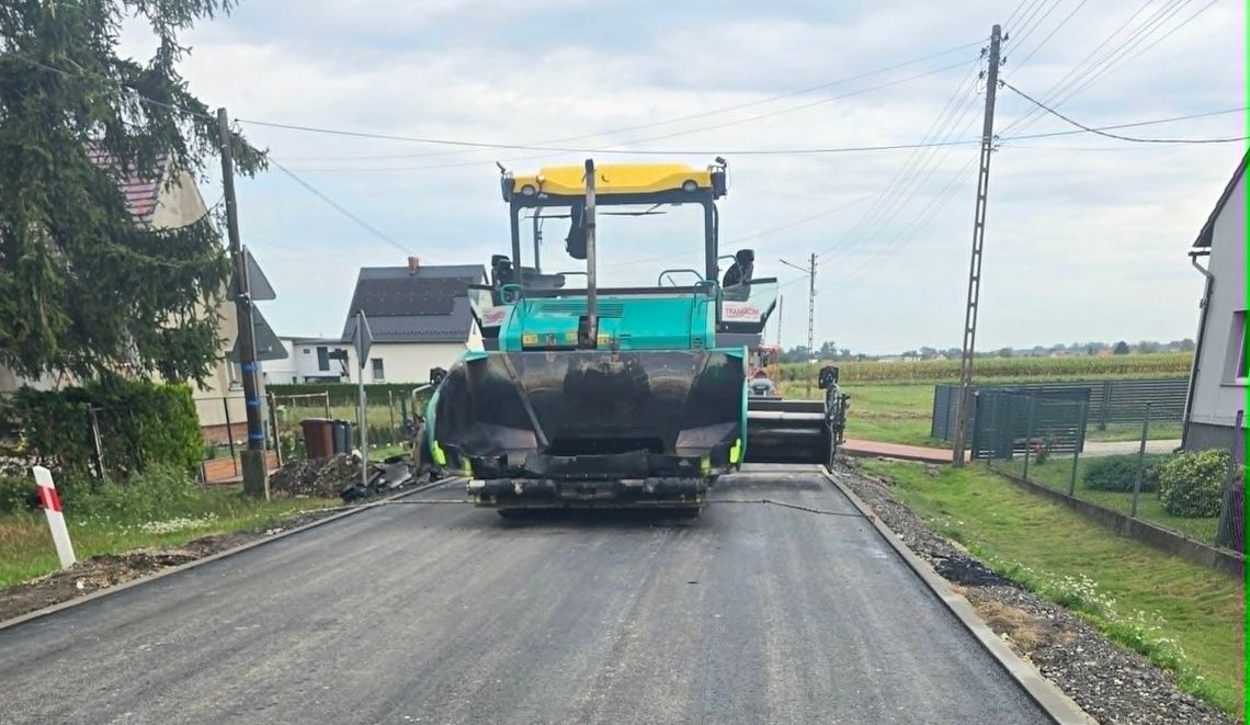 Drogowcy kończą asfaltowanie. Ostatnie prace na drodze Zakrzów-Cisek [ZDJĘCIA]