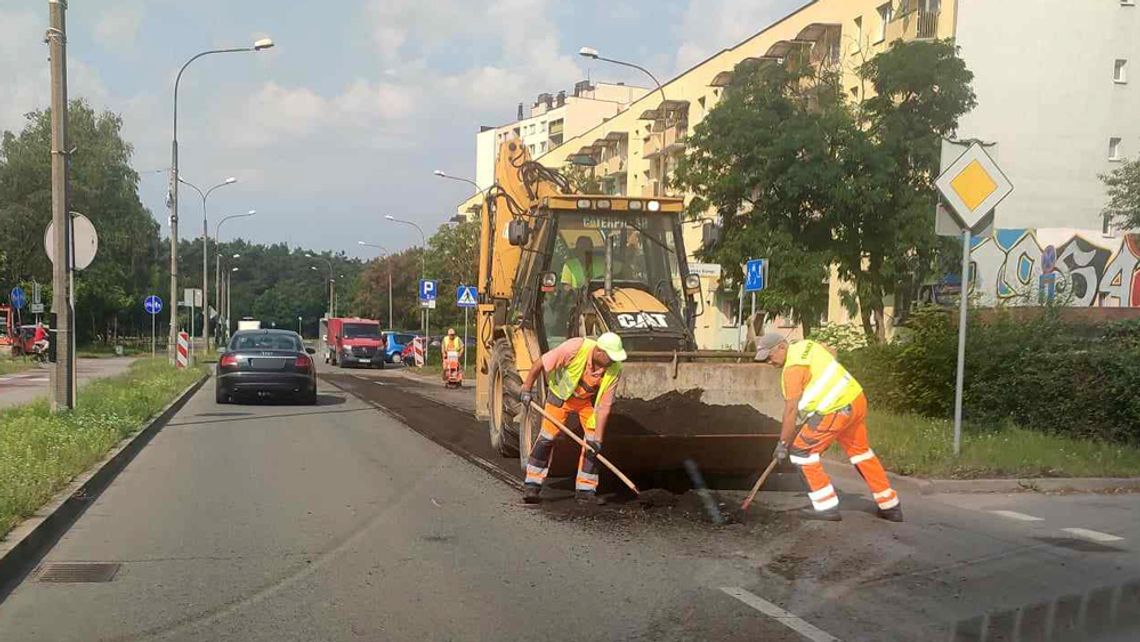 Drogowcy pojawili się na ulicy Bolesława Krzywoustego. Remont nawierzchni jest realizowany w ramach gwarancji