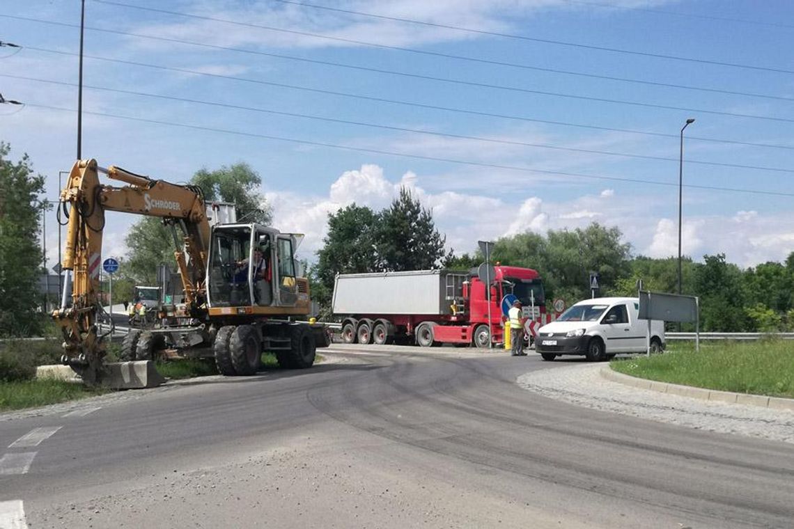 Drogowcy zamknęli wjazd na Kuźniczkę od strony ronda. Wylewają asfalt na moście