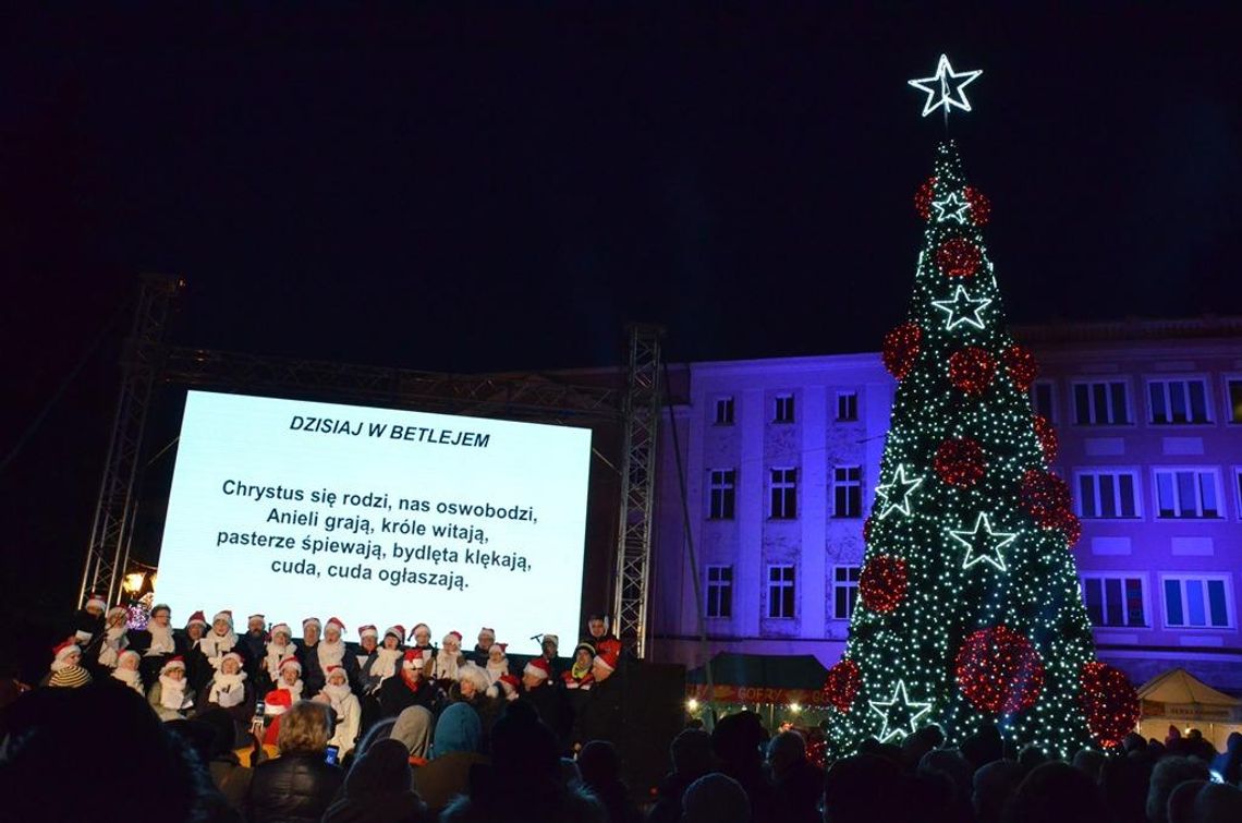 Drugi dzień jarmarku świątecznego. Choinka na kozielskim Rynku już świeci. ZDJĘCIA