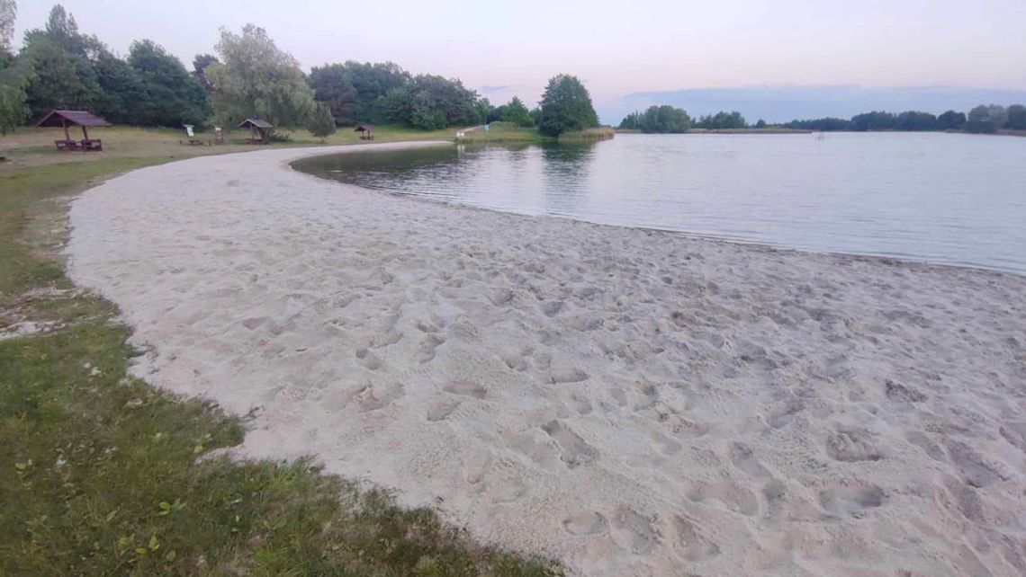 Dużo nowego piasku na plaży Centralnej w Dębowej. Sezon kąpielowy właśnie się zaczyna