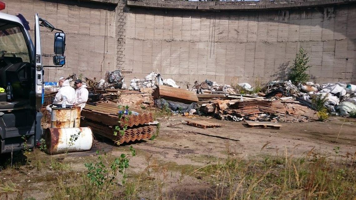 Dużo szkodliwego azbestu usunięte z terenu nieruchomości w Kędzierzynie-Koźlu