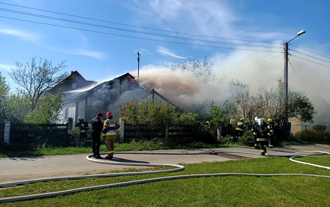 Duży pożar w Rogach. Słup dymu jest widoczny z daleka, na miejscu kilka zastępów strażaków. ZDJĘCIA