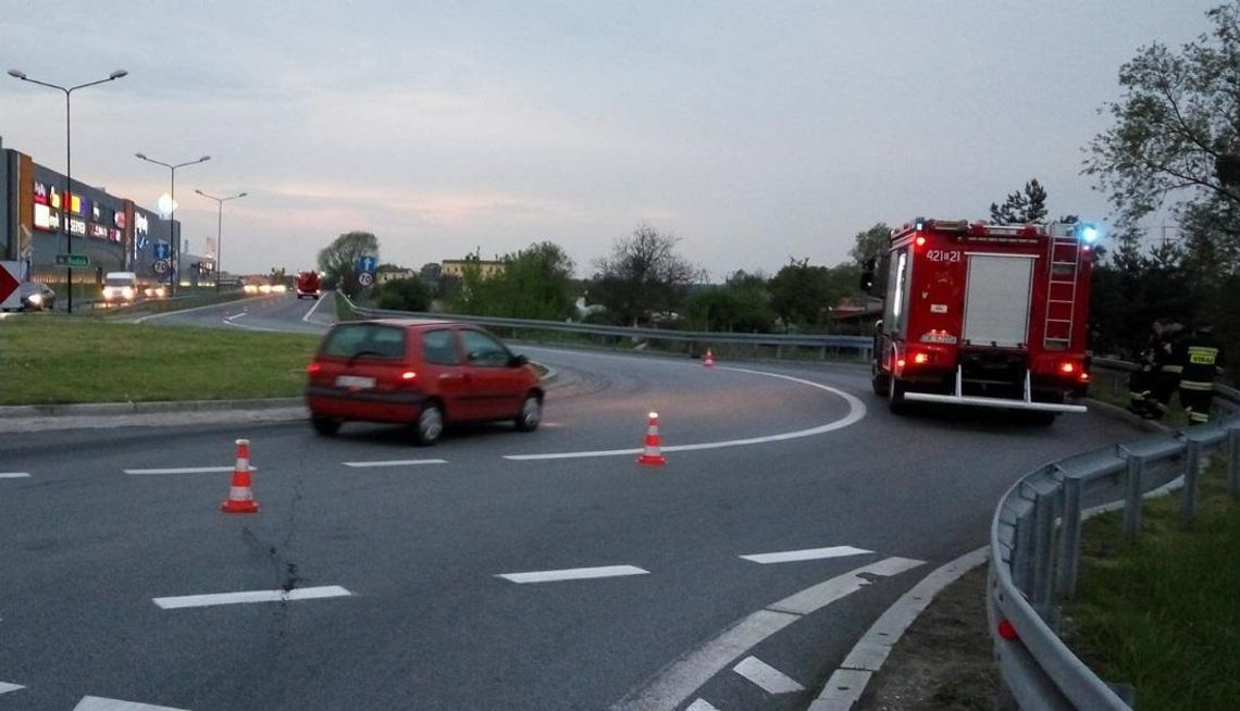 Duży wyciek substancji ropopochodnej na obwodnicy Kędzierzyna-Koźla. Utrudnienia w ruchu na rondach