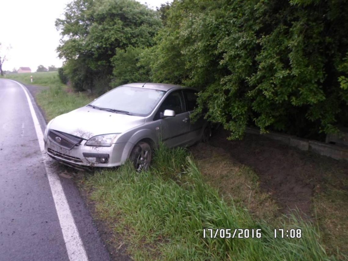 Dwa auta poza drogą i kolizja z udziałem czterech pojazdów na ulicy Piastowskiej