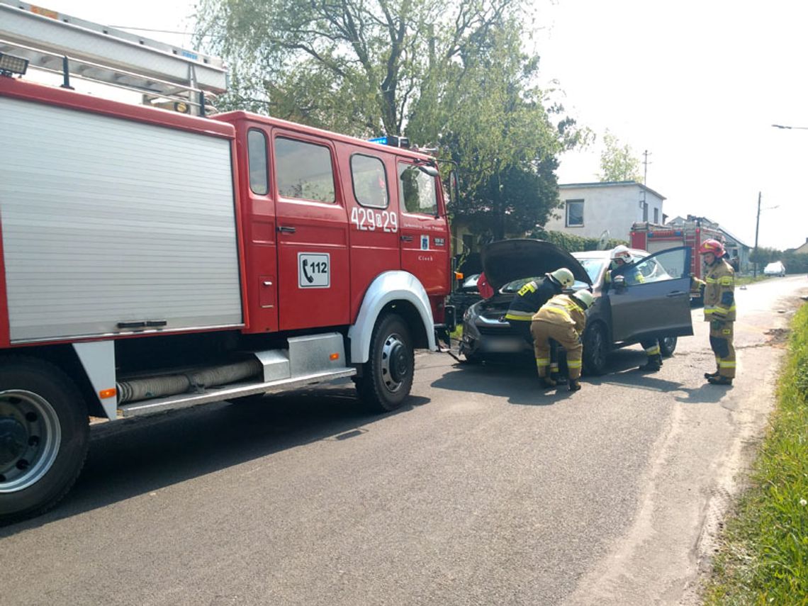 Dwa rozbite samochody i zablokowana droga. Kolizja w Sukowicach