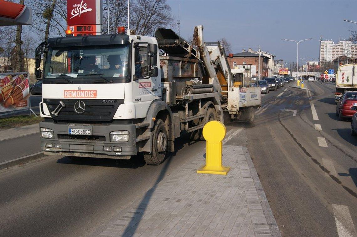 Dwie zamiatarki zablokowały pół Kędzierzyna. Gigantyczne korki na Kozielskiej. ZDJĘCIA