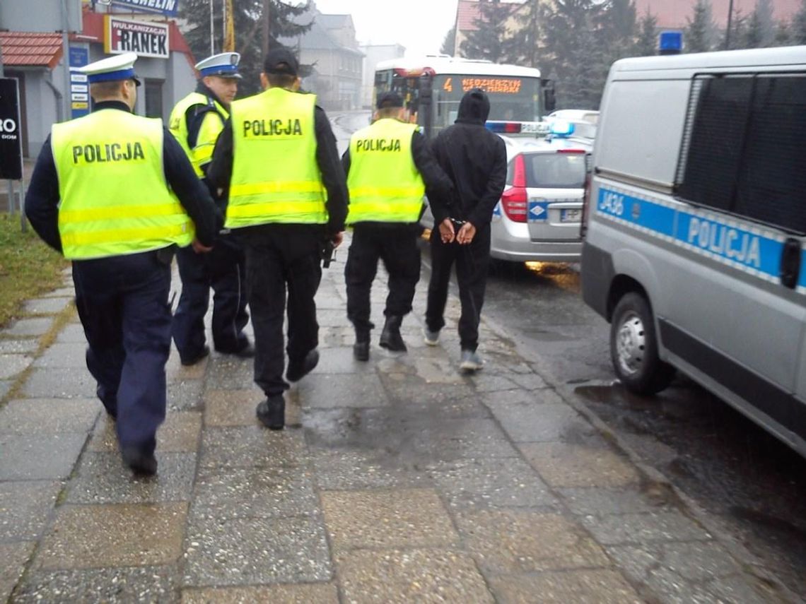 Dwuletnie dziecko przytrzaśnięte drzwiami w autobusie. Policjanci zatrzymali pijanego ojca